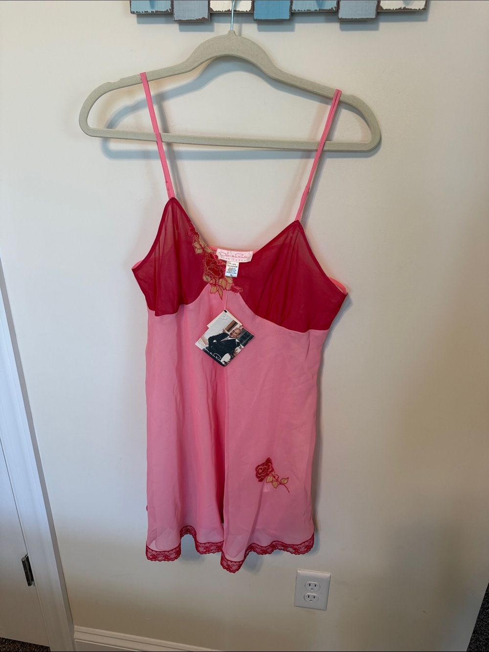 90s Vintage Oscar de la Renta Women’s Pink and Red Embroidered Nightie / Size XL
